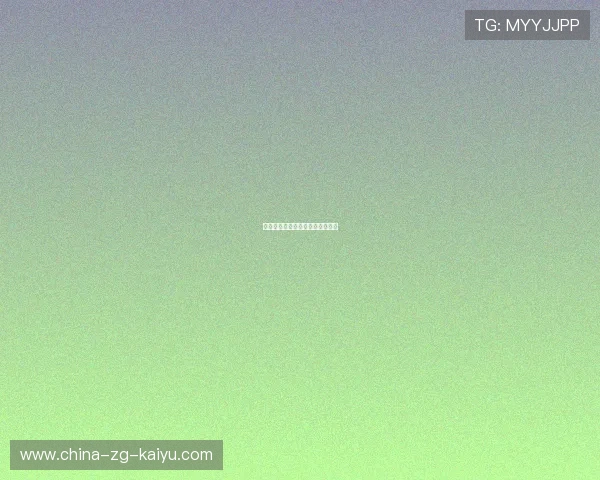 高尔夫选手一杆进洞，球洞里有蛇